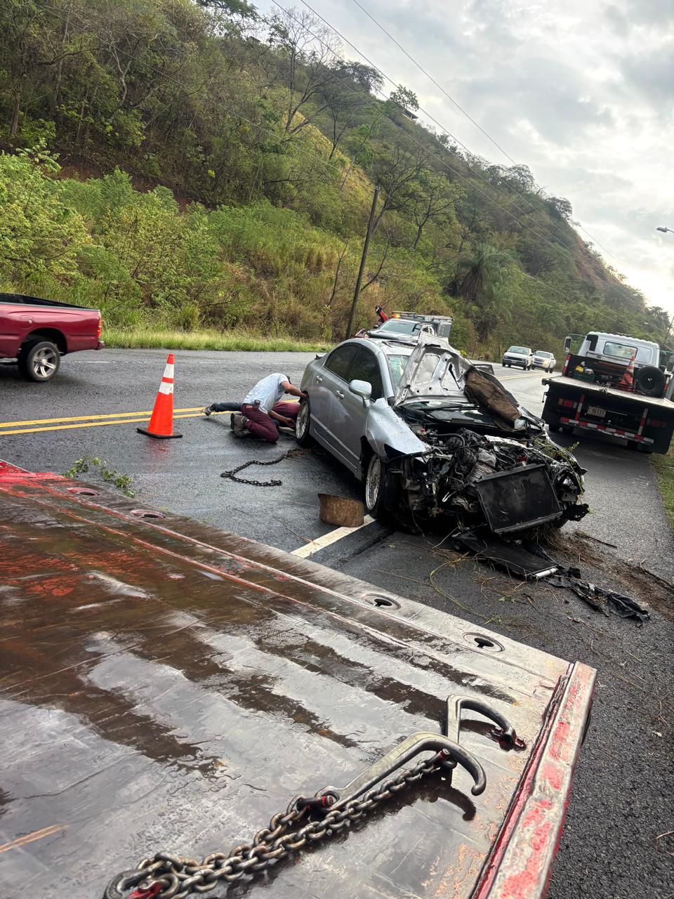 Traslado de vehículo accidentado en carretera